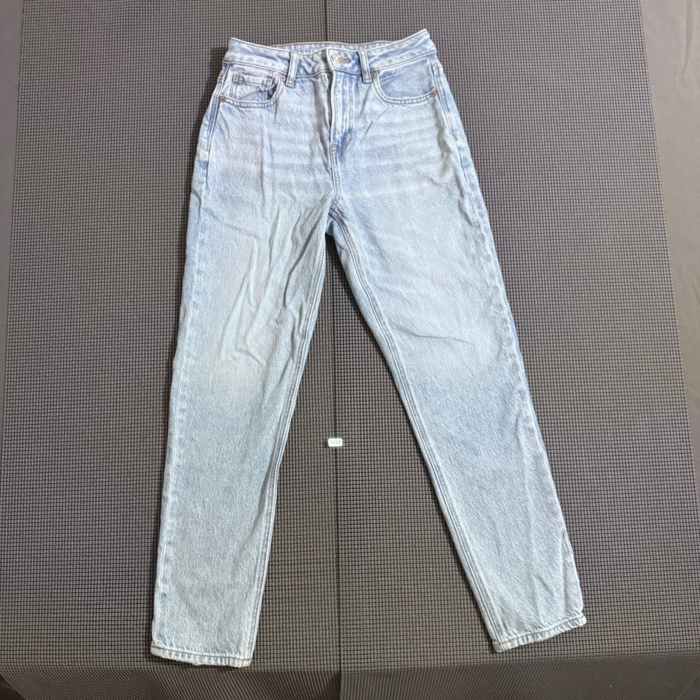 American Eagle Strigid Light Wash High Waisted Jeans Size 0 Short